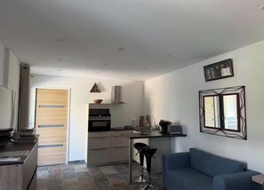 Interior - Studio near UZES with access to swimming pool (Flaux)