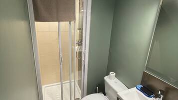 Douche, sèche-cheveux, serviettes fournies, savon