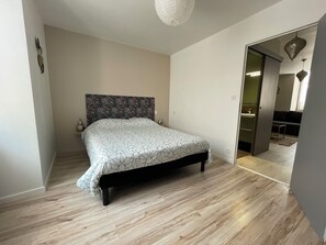 1 slaapkamer, geluiddichte muren, een strijkplank/strijkijzer, wifi