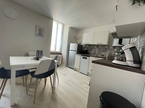 Fridge, microwave, oven, stovetop - Appartement Idéalement Placé en Plein Coeur de Ville de Rodez (Rodez)