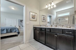 9 Schlafzimmer, Reisekinderbett, WLAN, Bettwäsche