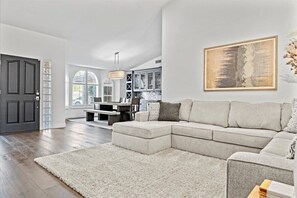 Smart TV, fireplace - Luxury North Scottsdale 4 Bdrm w/ HTD Pool and Putting Green! (Scottsdale)