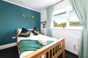 4 habitaciones, tabla de planchar con plancha, internet y ropa de cama 