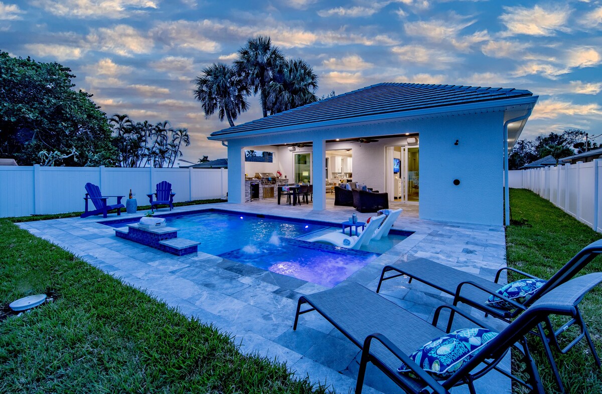 Great location! 4 Bedroom Coastal Home with Pool and Outdoor Living Space