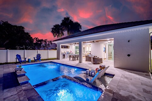 Great location! 4 Bedroom Coastal Home with Pool and Outdoor Living Space