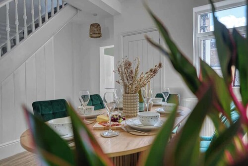 3BR Chic House withParking Sleeps 8, Big Groups!