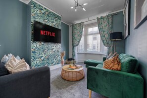 TV, bøker, filmbibliotek og stereoanlegg