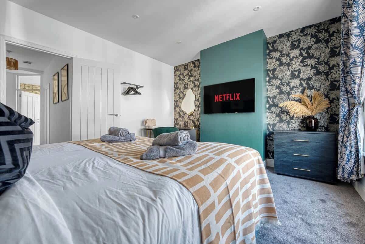 3 bedrooms, iron/ironing board, free WiFi, bed sheets