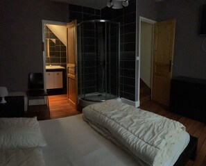 3 bedrooms, iron/ironing board, travel crib, WiFi