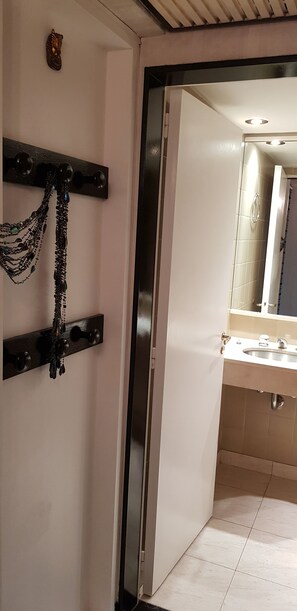 Haartrockner, Handtücher, Seife, Toilettenpapier