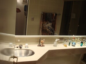 Secador de pelo, toallas, jabón, papel higiénico