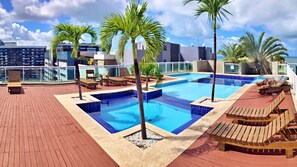 Una piscina techada, sillones reclinables de piscina