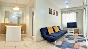 Apartamento 202 | Living area | 42-inch Smart TV with digital channels, Netflix, streaming services