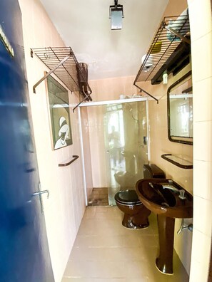 A narrow bathroom with a toilet, bidet, and sink. There are towel racks above the toilet and sink. - Chácara Espetacular em Ibiúna (Ibiuna)