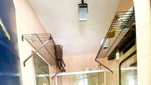 Ein schmales Badezimmer mit Toilette, Bidet und Waschbecken. Über Toilette und Waschbecken befinden sich Handtuchhalter.