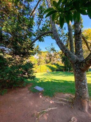 A park with a dirt path, a swing, and a bench. - Chácara Espetacular em Ibiúna (Ibiuna)