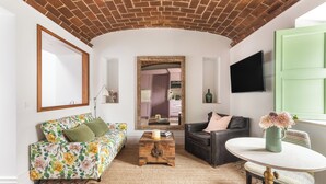 Country Suite | เครื่องนอนระดับพรีเมียม, เตียงพร้อมฟูกเสริมที่นอน, โต๊ะทำงาน