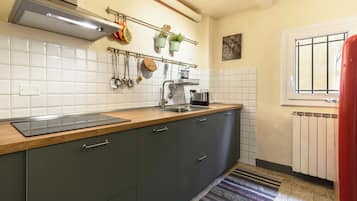 Comfort Apartment | Private kitchen | Fridge, stovetop, dishwasher, cookware/dishes/utensils