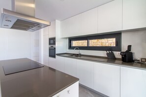 Fridge, microwave, oven, stovetop - Villa Esmeralda 20 by Bookaparadise (Finestrat)