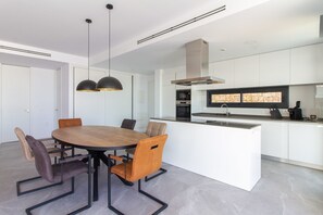 Fridge, microwave, oven, stovetop - Villa Esmeralda 20 • 7 Bedroom • Pool • Camporrosso Village (Finestrat)
