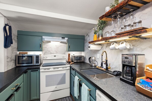 Kühlschrank, Mikrowelle, Ofen, Herdplatte