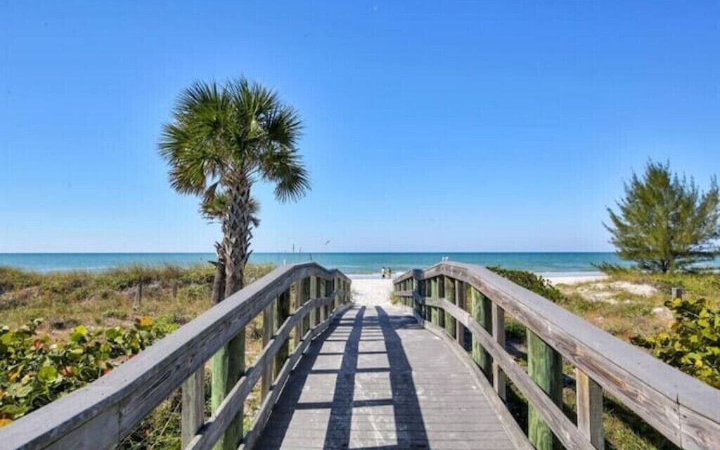 Beach nearby, sun loungers, beach towels