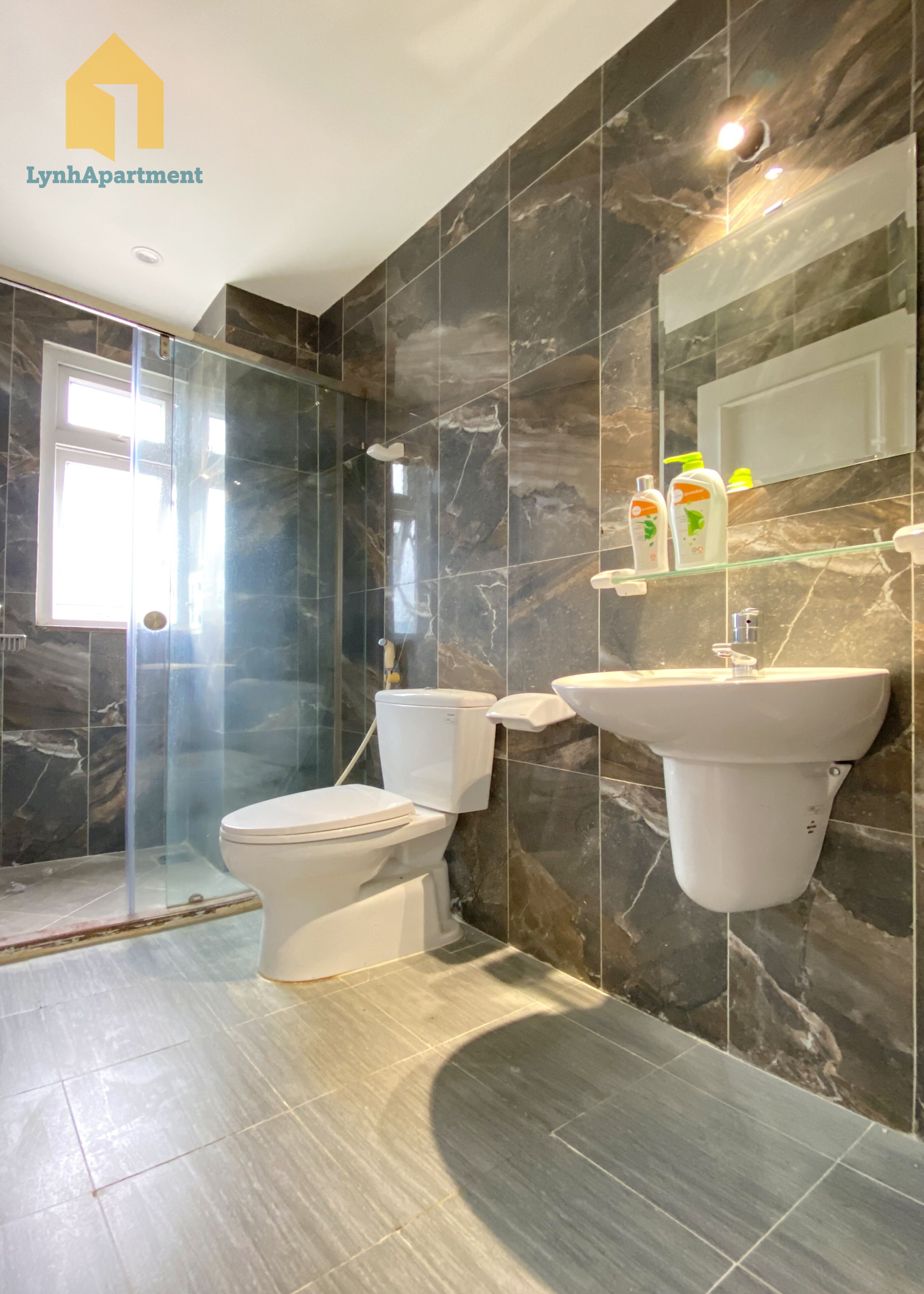 Douche, sèche-cheveux, bidet, serviettes fournies
