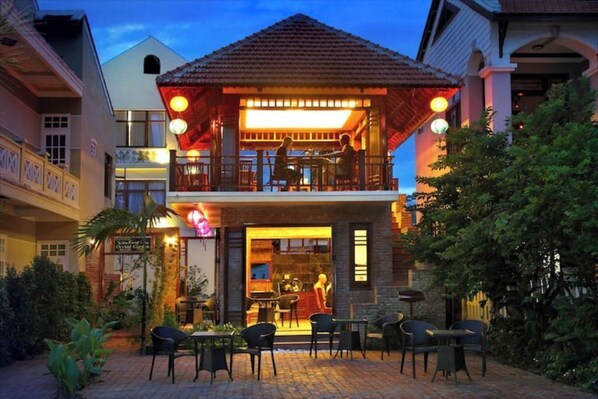 Outdoor dining - Suite in Orchid Riverside Oasis with Breakfast. (Thành phố Hội An)