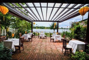 Outdoor dining - Suite in Orchid Riverside Oasis with Breakfast. (Thành phố Hội An)