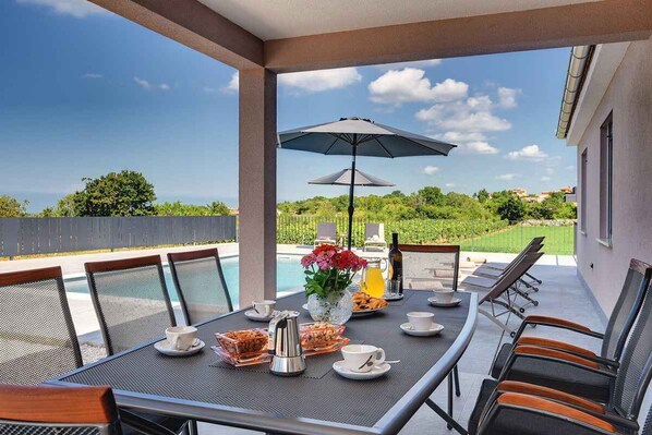 Outdoor dining - Villa with pool (Burići)