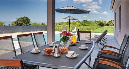 Villa with pool for 6 people