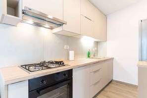 Refrigerador, horno, parrilla de estufa y lavavajillas 