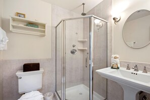 Douche, sèche-cheveux, serviettes fournies