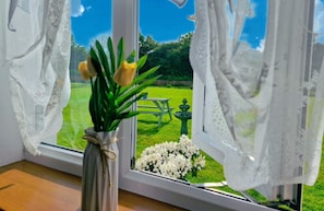 Twin Room, Ensuite, Garden View | Garden - The Evergreen hotel (Banbury)