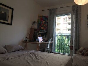 Fer et planche à repasser, Wi-Fi gratuit, draps fournis