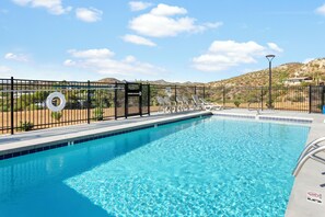 Outdoor pool, pool loungers - Cobblestone Hotel & Suites - Wickenburg (Wickenburg)