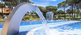 Apartement 4 building parts spread over a pine plot