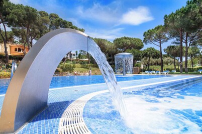 Apartement 4 building parts spread over a pine plot