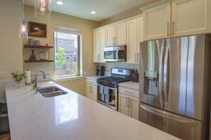 Kühlschrank, Mikrowelle, Herdplatte, Geschirrspüler