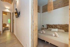 4 quartos, ferros/tábuas de passar roupa, berço de viagem