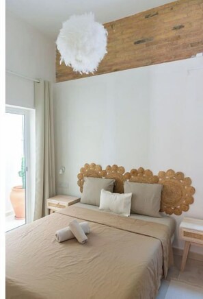 4 habitaciones, tabla de planchar con plancha y cuna de viaje 