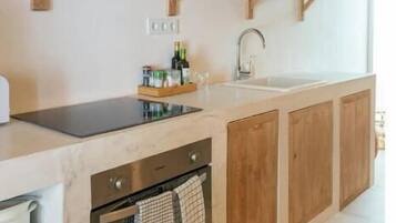 Frigorífico, microondas, horno y placa de cocina