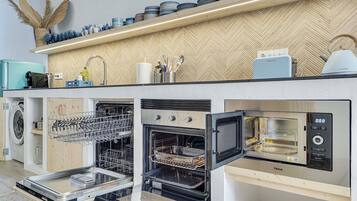 Frigorífico, microondas, horno y placa de cocina