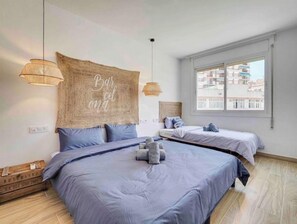 4 habitaciones, tabla de planchar con plancha y cuna de viaje 