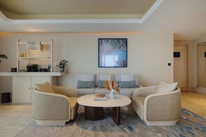 Una sala de estar moderna con un conjunto de sofá, una mesa de centro y un estante de pared con cristalería.