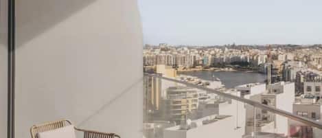 Varanda com vista para a cidade e para a água.