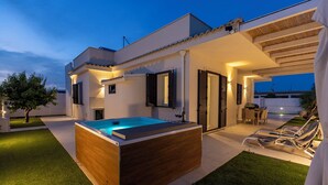 A modern villa with a swimming pool, outdoor seating, and a well-maintained garden. - Villa Teresann con Jacuzzi riscaldata (Santa Maria del Focallo)