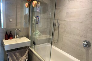 Basic-Apartment, 2 Doppelbetten | Badezimmer