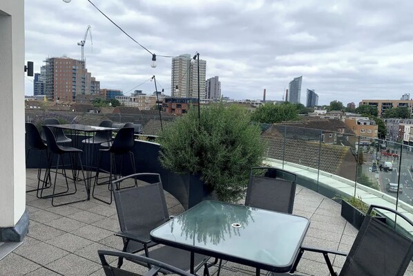 Outdoor dining - Stylish 2BD Flat With Private Balcony - Battersea (London)