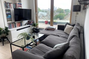 Living area - Stylish 2BD Flat With Private Balcony - Battersea (London)